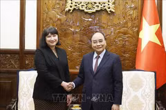 Presidente de Vietnam recibe a la embajadora rumana 
