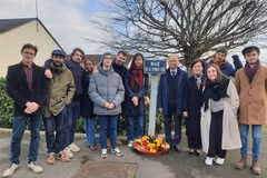 Honran a Raymonde Dien por apoyo a paz en Vietnam y mundo