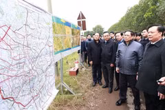 Premier vietnamita inspecciona construcción de carretera de circunvalación 4