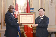 Entrega titular parlamentario de Vietnam Orden Ho Chi Minh a Esteban Lazo Hernández