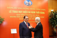 Confieren al exsecretario general insignia por 60 años de membresía del PCV