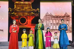 Colores brillantes iluminan noche inaugural del Festival Ao Dai de Turismo de Hanoi