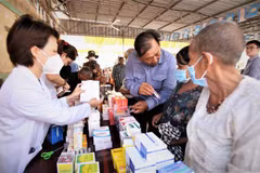 Médicos vietnamitas ofrecen chequeos médicos gratuitos para personas necesitadas en Camboya