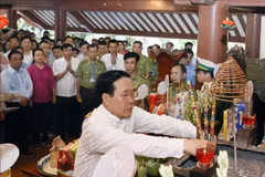 Dirigente vietnamita ofrece incienso en homenaje al Presidente Ho Chi Minh