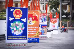 Se instalan paneles, banderas y pancartas con lemas para promocionar las elecciones de diputados a la Asamblea Nacional de la XV legislatura y los Consejos Populares en todos los niveles para la etapa 2021-2026 (Fuente: VNA)