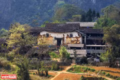 Atractiva casa vietnamita antigua de Ha Gung en meseta rocosa de Dong Van