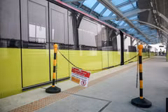 Exploren el interior del tren ferrocarril urbano Nhon-Hanoi