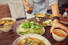 Quintaesencia cultural tradicional de Vietnam atrapada en turismo culinario de Hanoi 