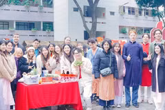 Estudiantes extranjeros experimentan ambiente del Año Nuevo Lunar en Vietnam