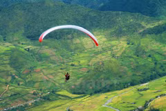 Parachutes revolotean sobre arrozales dorados de Lim Mong 