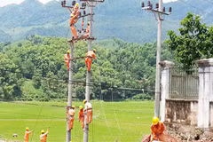 Más aldeas remotas de Son La conectadas a red eléctrica
