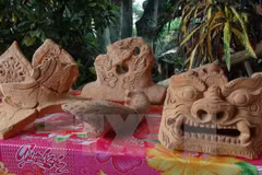Descubren en Vietnam nuevos objetos del palacio real perdido