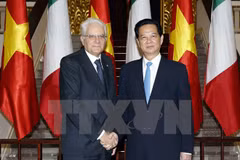 El primer ministro vietnamita, Nguyen Tan Dung, recibe en hanoi al presidente italiano, Sergio Mattarella