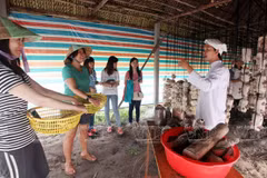 Visitantes extranjeros aprenden a ser agricultores vietnamitas