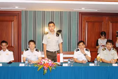 Oficiales jóvenes Vietnam-Singapur realizan encuentro de intercambio