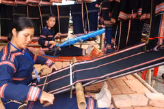 Vestuario tradicional de Ba Na muestra diversidad cultural de la región altiplana