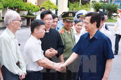 El primer ministro Nguyen Tan Dung sostuvo hoy contactos con los electores del distrito de Thuy Nguyen, ciudad norteña de Hai Phong