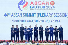 El primer ministro Pham Minh Chinh y delegados en la sesión plenaria de la 44 Cumbre de ASEAN. (Fuente: VNA)