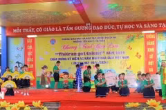 Niños presentan los cantos folclóricos Vi y Giam en la escuela. (Fuente: VNA)