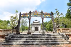 Visitan tumba del rey Dong Khanh