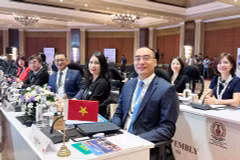 La delegación de la Auditoría Estatal de Vietnam, encabezada por el auditor general adjunto Bui Quoc Dung, asiste lunes al evento. (Fuetne: VNA)