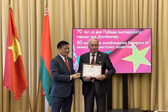 El embajador Dang Van Ngu entrega certificado a personas que aportan a la amistad entre los dos países. (Fuente: VNA)
