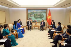 El viceprimer ministro vietnamita Le Minh Khai recibe a José Viñales, presidente del grupo Standard Chartered. (Fuente: VNA)