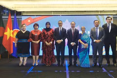 El embajador vietnamita Nguyen Manh Cuong y Farida Akhter, asesora del gobierno interino de Bangladesh, junto con representantes de la ASEAN (Fuente: VNA)