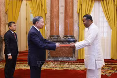 El secretario general del Partido Comunista y presidente de Vietnam, To Lam, y el embajador de Sri Lanka, Poshitha Perera. (Fuente: VNA)
