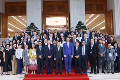 El viceprimer ministro vietnamita Tran Luu Quang y delegados (Fuente: VNA)