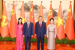 El secretario general del Partido Comunista y presidente de Vietnam, To Lam y su esposa, toman foto con el secretario general del Partido Comunista de China y presidente de este país, Xi Jinping, y su cónyuge. (Fuente: VNA)