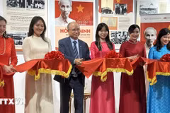 El embajador de Vietnam en Francia, Dinh Toan Thang, y a directora de la Zona de reliquias dedicada al Presidente Ho Chi Minh en el Palacio Presidencial (en Hanoi), Le Thi Phuong (Fuente:VNA)