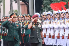 El jefe de Estado Mayor General del Ejército Popular de Vietnam y viceministro de Defensa, coronel general Nguyen Tan Cuong, y el general Tan Sri Datuk Seri Mohammad bin Ab Rahman, jefe de las Fuerzas de Defensa de Malasia, pasan revista a la guardia de honor. (Fuente: VNA)