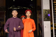 Jóvenes presentan vestidos largos tradicionales en el Centro de Intercambio Cultural del Casco Antiguo de Hanói, en el número 50 de la calle Dao Duy Tu. (Foto cortesía de la Junta Directiva del lago Hoan Kiem y el Casco Antiguo de Hanoi)