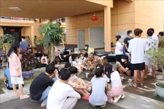 Arrestan a casi 800 sospechosos de una red de estafas cibernéticas en la Zona Económica Especial del Triángulo Dorado en Laos. (Fuente: VNA)