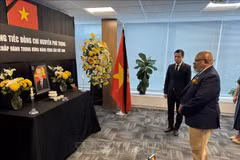 El presidente de la Asamblea General de las Naciones Unidas del 78 periodo de sesiones, Dennis Francis, rinde homenaje al secretario general del Partido Comunista de Vietnam, Nguyen Phu Trong. (Fuente: VNA)