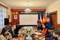 En la sesión de trabajo de la delegación con la Embajada de Vietnam (Fuente:VNA)
