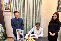 G. Weerasinghe, secretario general del Partido Comunista de Sri Lanka, escribe en el libro de condolencias. (Fuente: VNA)