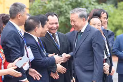El secretario general del Partido Comunista de Vietnam y presidente del Estado, To Lam, y empresarios. (Fuente: VNA)