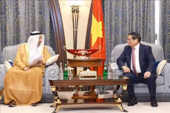 El primer ministro de Vietnam, Pham Minh Chinh, y el ministro de Inversiones de Arabia Saudita, Khalid bin Abdulaziz Al-Falih. (Fuente: VNA)