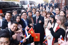 El primer ministro vietnamita, Pham Minh Chinh, y los compatriotas en Rusia. (Fuente: VNA)