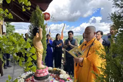 Celebran Día de Vesak en Monasterio Zen de Truc Lam en Francia. (Fuente:VNA)