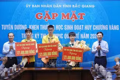 Provincia de Bac Giang premia a estudiantes destacados en Olimpiadas Internacionales. (Fuente: VNA)