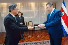 El embajador de Vietnam en Cuba, concurrente a Costa Rica, Le Quang Long, entrega cartas credenciales al presidente costarricense, Rodrigo Chaves Robles. (Fuente: VNA)