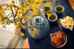 Costumbre vietnamita de disfrutar de té y frutas confitadas durante el Tet