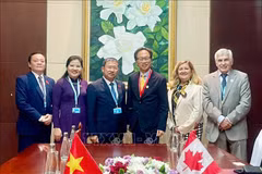 Vu Hai Ha, jefe de la Comisión de Relaciones Exteriores de la Asamblea Nacional de Vietnam (tercero desde la izquierda), se reúne con el senador canadiense Yuen Pau Woo. (Fuente:VNA)