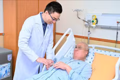 Médico del Hospital de Medicina y Farmacia de la Universidad de Ciudad Ho Chi Minh examina al paciente extranjero. (Fuente:VNA)