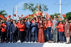 El primer ministro vietnamita, Pham Minh Chinh, participó en la ceremonia de renovación y colocación de ofrenda floral en el Monumento al Presidente Ho Chi Minh en la capital Santo Domingo, República Dominicana. (Fuente: VNA)
