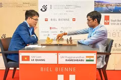 El Gran Maestro vietnamita Le Quang Liem (izquierda) ganó su tercer título de Triatlón de Maestros del Festival Internacional de Ajedrez de Biel. (Fuente: BCF)