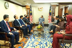 Panorama de la reunión entre el vicepresidente de la Asamblea Nacional de Vietnam Nguyen Khac Dinh y el presidente de la Cámara de Representantes de Malasia, Johari Bin Abdul. (Fuente:VNA)
